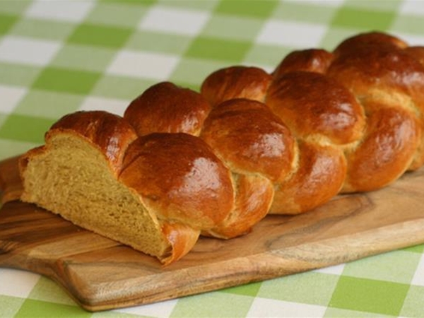 Gevlochten luxe brioche brood pasen
