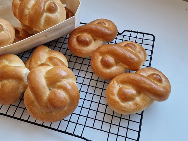 Gevlochten minibroodjes pasen /10